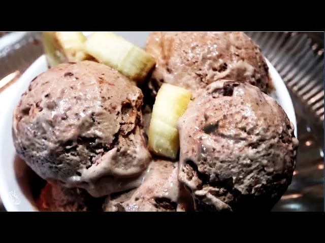 حلي آيس كريم الشوكولاتة بالموز حلي آيس كريم الشوكولاتة بالموز