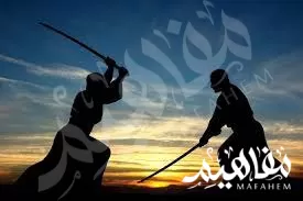 المبارز بالسيف الخشبي بين خصمين   المبارز بالسيف الخشبي بين خصمين